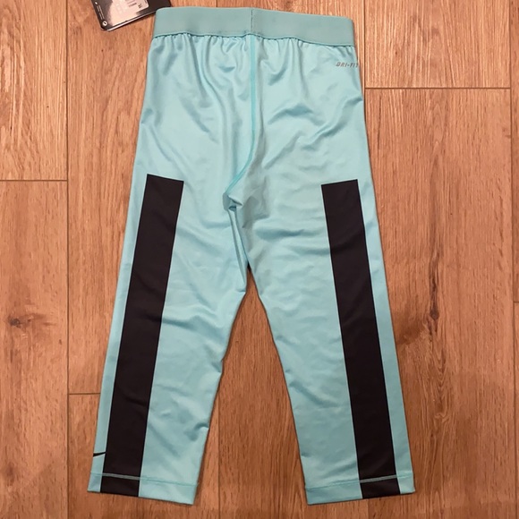 Nike Pro Women’s Capri Leggings - Size X-Small - Picture 2 of 4
